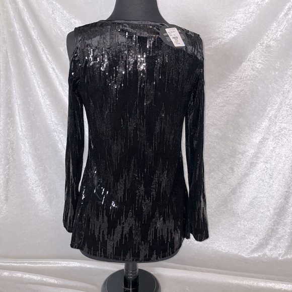 Exquisite black sequin cold shoulder top - Picture 6 of 10